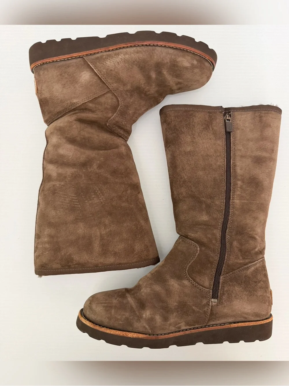 UGG mid new